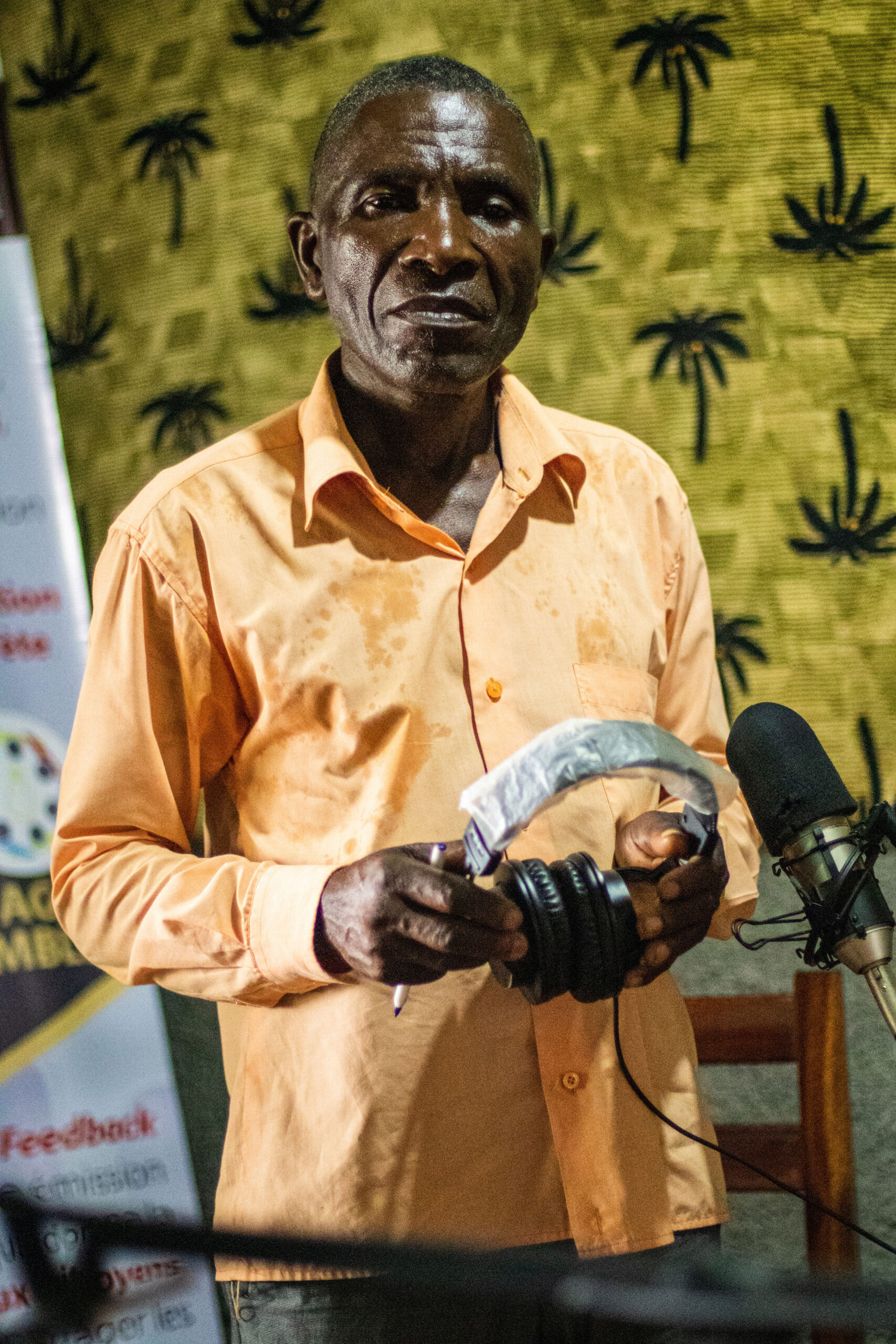 Un animateur de la radio Munku range son casque après une émission, dans le territoire de Mbakana en République démocratique du Congo. © Justin Makangara / Fondation Hirondelle.
