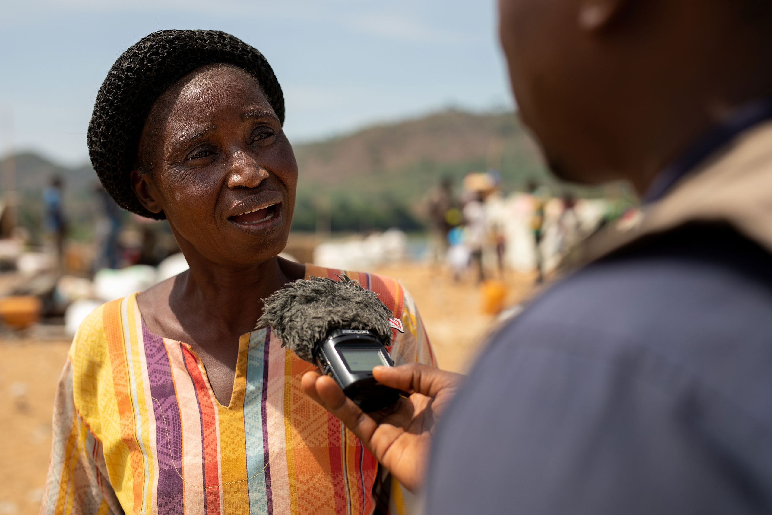 Un reporter pour la Radio Ndeke Luka, interviewe une citoyenne dans la capitale de la République Centrafricaine. © Gwenn Dubourthoumieu / Fondation Hirondelle.