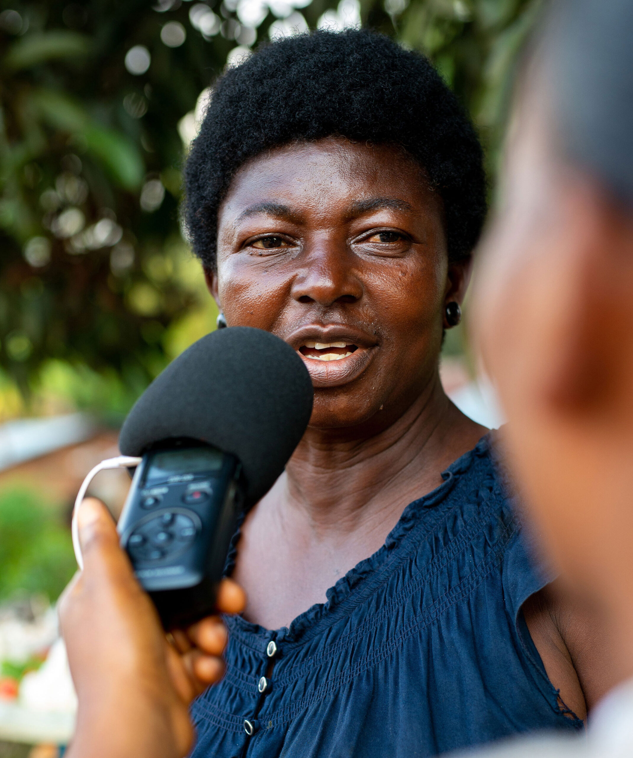 Une auditrice s’exprime au micro d’un•e reporter en République démocratique du Congo. © Gwenn Dubourthoumieu / Fondation Hirondelle.