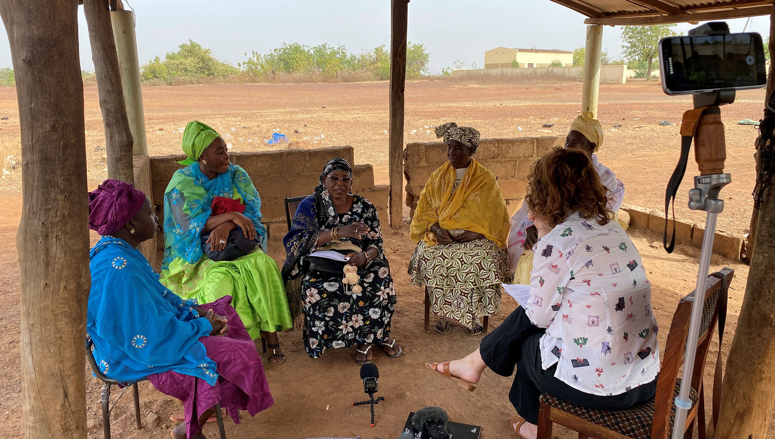 A discussion (focus) group in Niger with women listeners of Studio Kalangou, led by Dr. Emma Heywood of Sheffield University. © Sacha Meuter / Fondation Hirondelle.