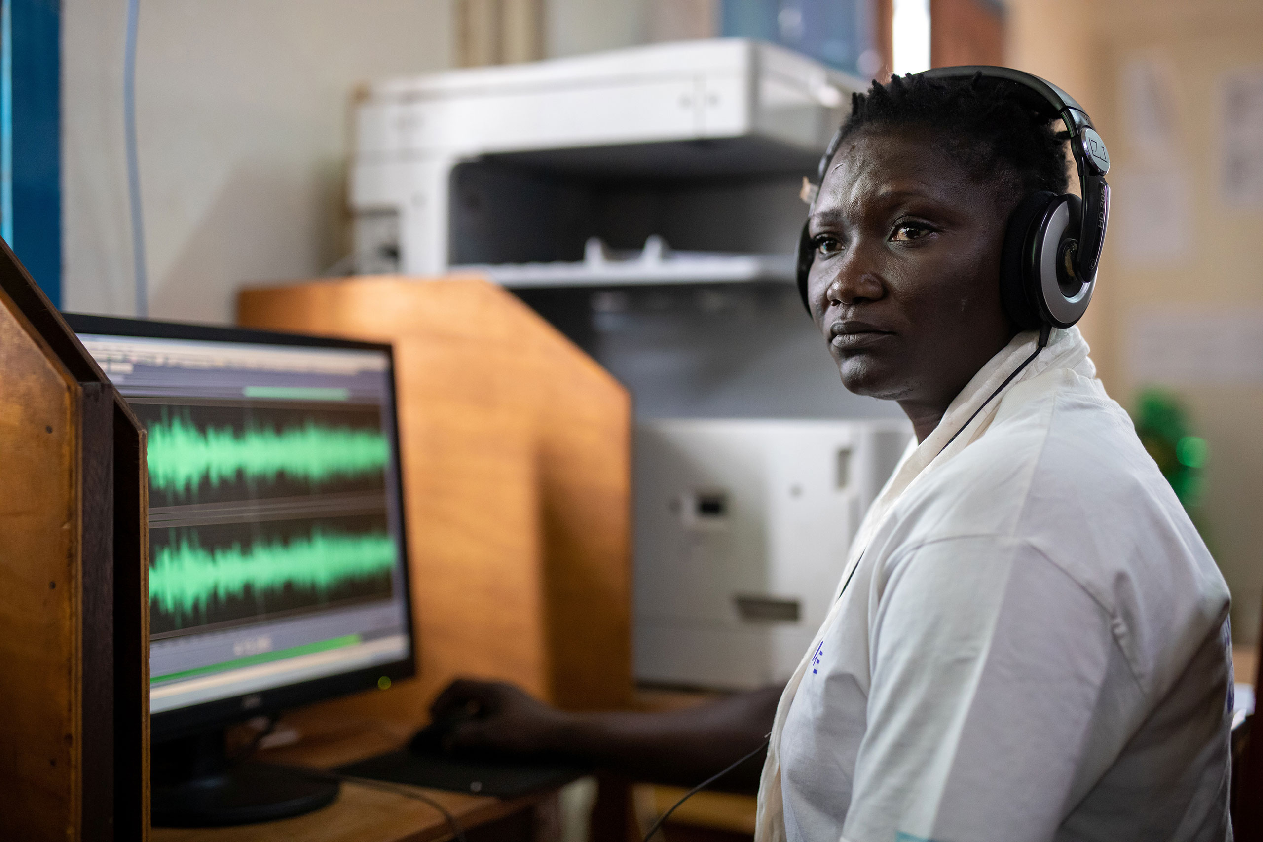 Une journaliste de Radio Ndeke Luka monte un son qui sera ensuite diffusé sur Radio Ndeke Luka, principale radio de Centrafrique. © Gwenn Dubourthoumieu / Fondation Hirondelle.
