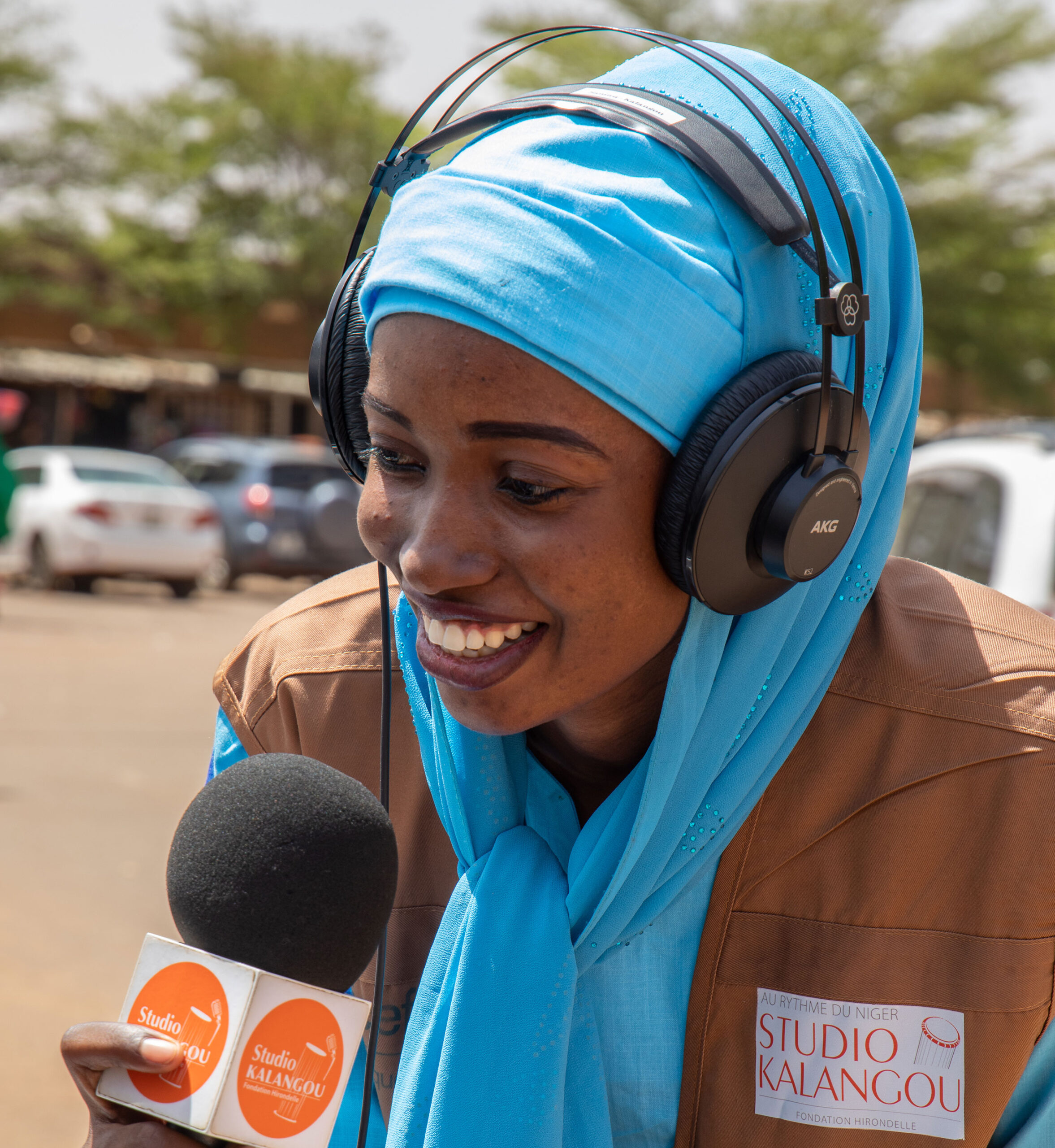 Une journaliste du Studio Kalangou en reportage dans les rues de Niamey au Niger. © Apsatou Bagaya / Fondation Hirondelle.