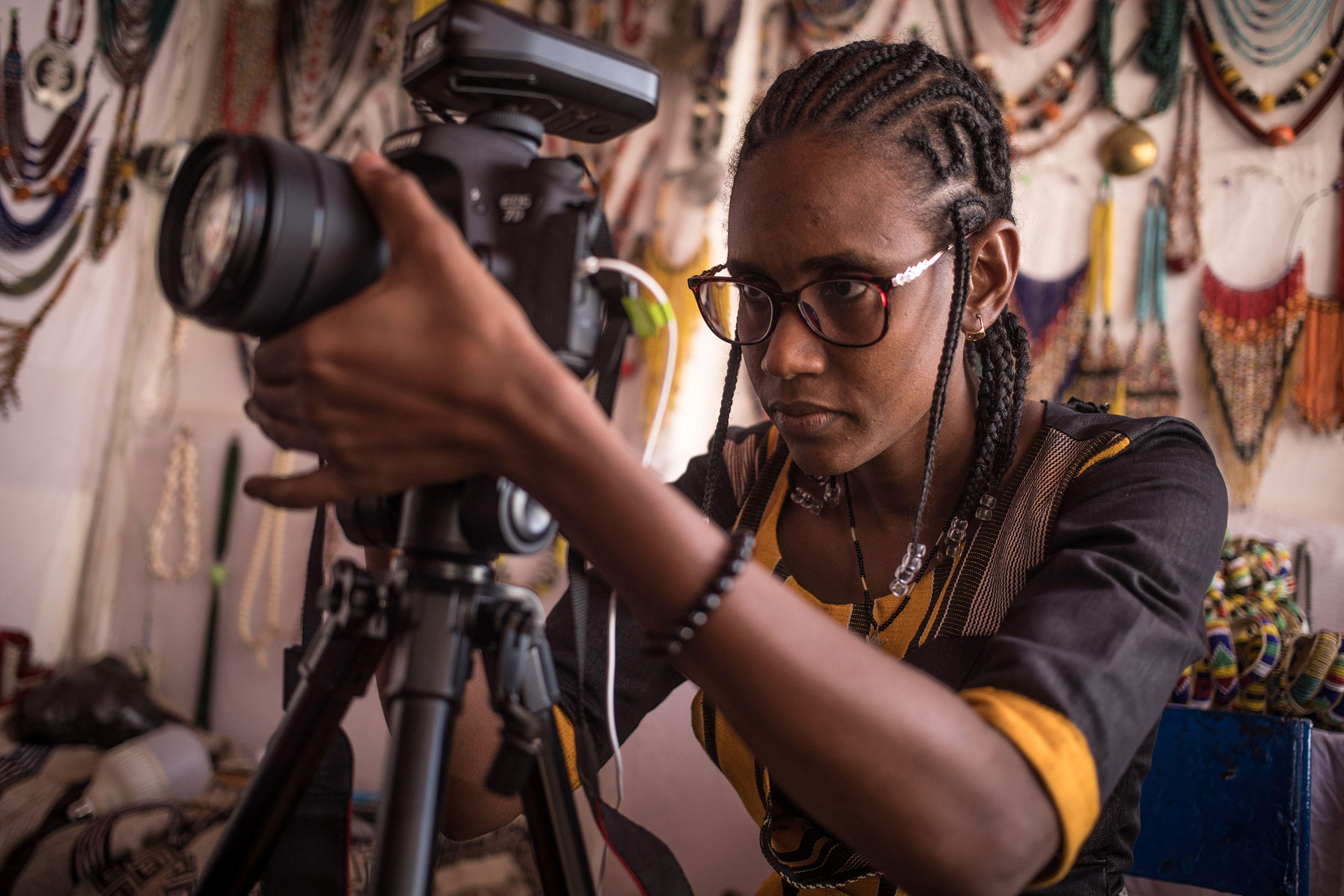 Une journaliste du Studio Tamani capture un artisan lors d’un reportage. @ Florent Vergnes / Fondation Hirondelle.