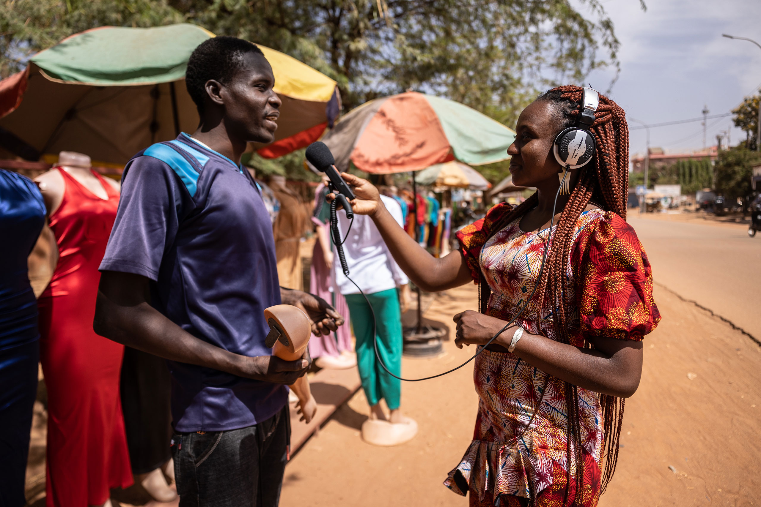 Une journaliste du Studio Yafa en reportage dans les rues de Ouagadougou. © Olympia de Maismont / Fondation Hirondelle.