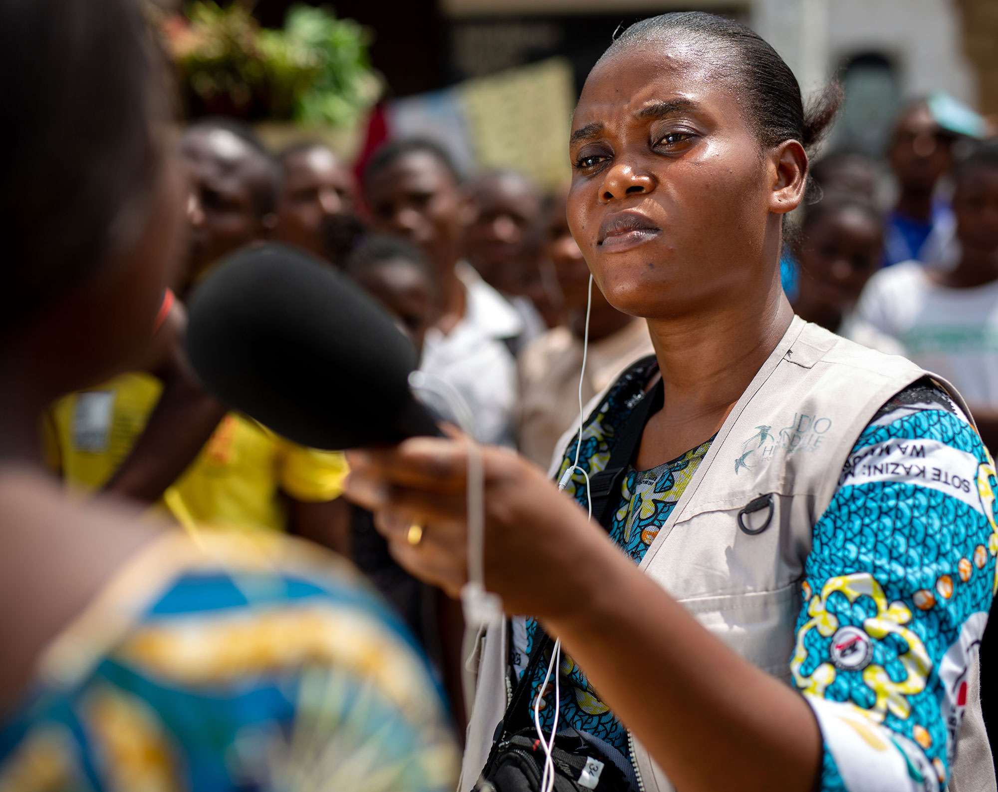 Une journaliste de Studio Hirondelle RDC réalise un reportage dans la région du Kasaï en République démocratique du Congo. © Gwenn Dubourthoumieu / Fondation Hirondelle