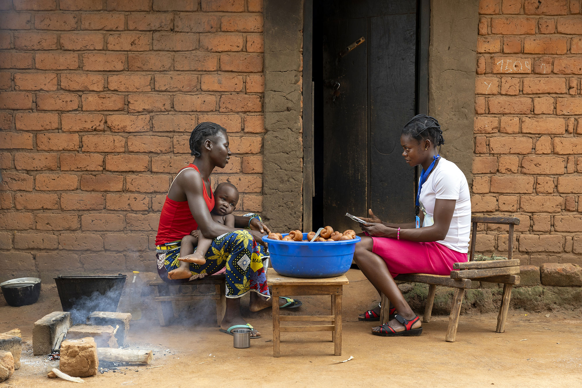 Une enquêtrice réalise une étude d’impact sur Radio Ndeke Luka pour la Fondation Hirondelle à Obo, à l’extrême sud-est de la République Centrafricaine. © Gwenn Dubourthoumieu / Fondation Hirondelle