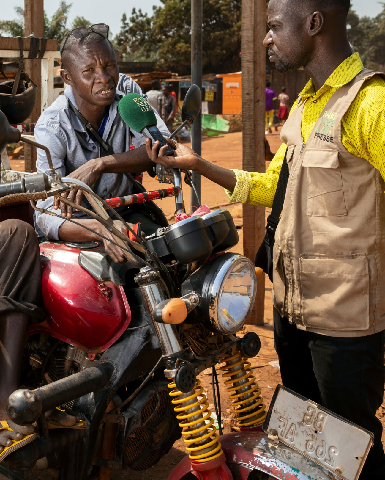 photo-cohesion-sociale Régis Banguima, journaliste à la radio Ndeke Luka, réalise un reportage à Bangui, capitale de la République Centrafricaine, le 12 décembre 2023. © Gwenn Dubourthoumieu / Fondation Hirondelle