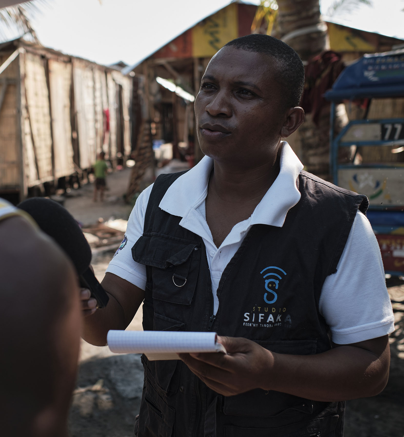 photo-desinformation Prud’Homme Rakotoson fait un interview d’un jeune homme sur la vie des jeunes et le chomage dans le quartier de Mangarano Toamasina.© iAko M. Randrianarivelo / Fondation Hirondelle