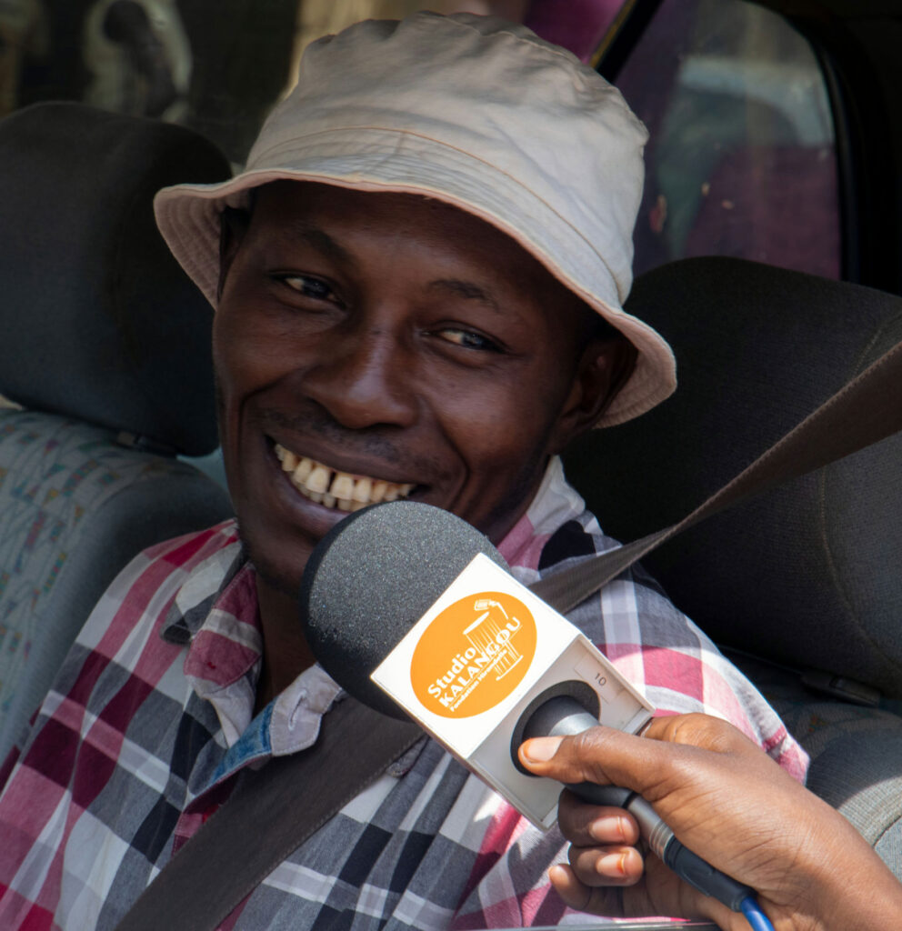 photo-media-locaux Une journaliste du Studio Kalangou en reportage dans la rue pour scripter le quotidien des nigériens/nes face à la cherté de la vie, Niamey, Niger, le 27 Février 2023. © Apsatou Bagaya / Fondation Hirondelle