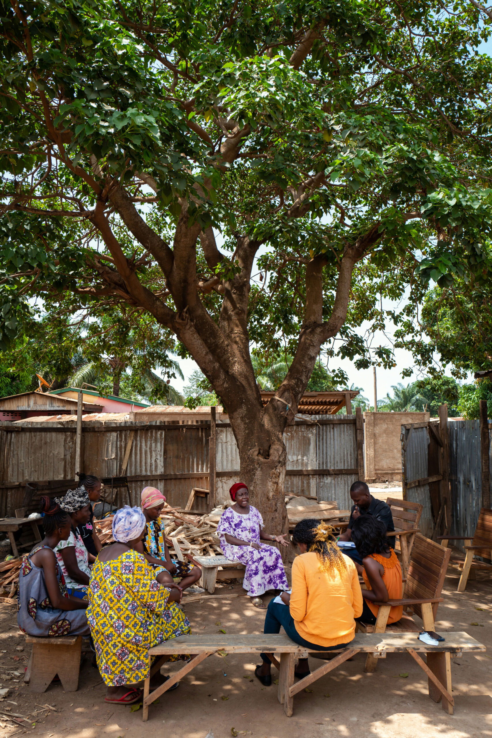 photo-strategie Des femmes répondent à une étude d’audience organisée lors d’un Focus Group par la radio Ndekeluka, principale radio de Centrafrique, à Bangui, capitale de la République Centrafricaine. © Gwenn Dubourthoumieu / Fondation Hirondelle.